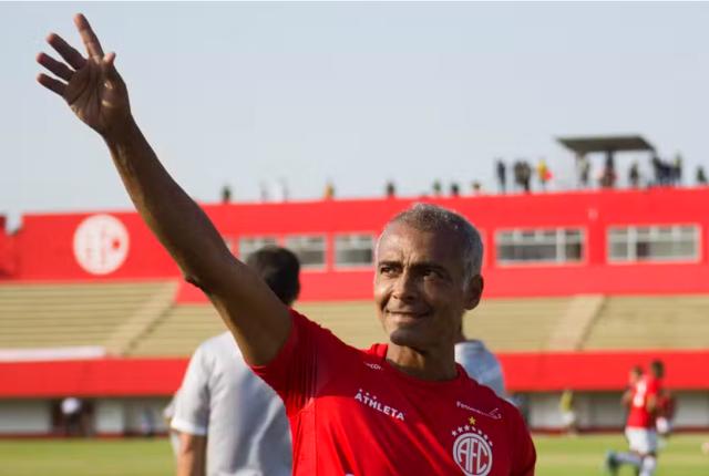 必发入口-美洲队首秀 58岁罗马里奥却坐在替补席没上场！